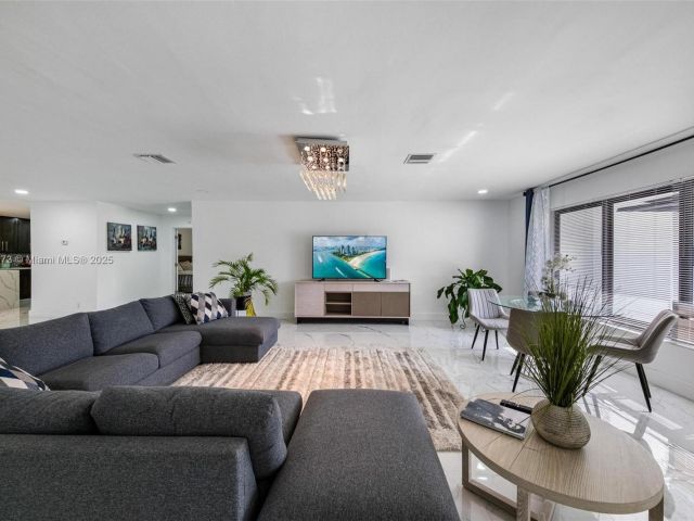 Продажа дома по адресу 2101 NW 14th Ave - фото 6233966