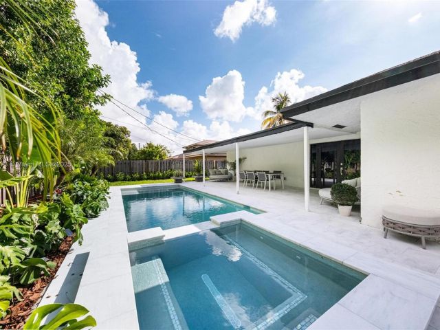 Продажа дома по адресу 2101 NW 14th Ave - фото 6233967