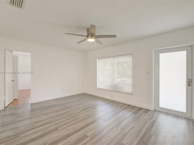 Дом в аренду по адресу 638 SW 5th Ave - фото 6219135