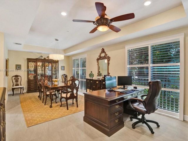 Продажа дома по адресу 346 N Elm St A-10 - фото 6225202