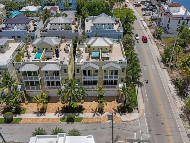 Продажа дома по адресу 346 N Elm St A-10 - фото 6225205