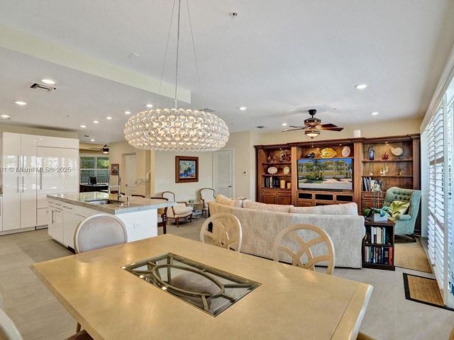 Продажа дома по адресу 346 N Elm St A-10 - фото 6225206