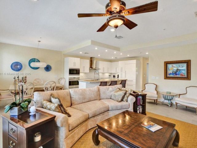 Продажа дома по адресу 346 N Elm St A-10 - фото 6225207