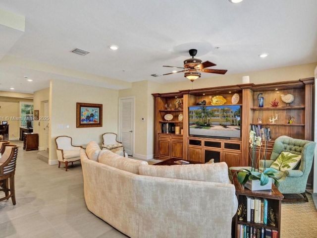 Продажа дома по адресу 346 N Elm St A-10 - фото 6225209