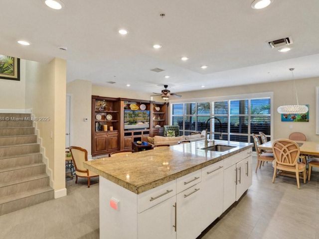 Продажа дома по адресу 346 N Elm St A-10 - фото 6225210