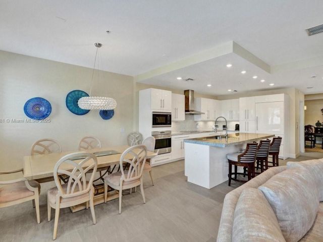 Продажа дома по адресу 346 N Elm St A-10 - фото 6225211