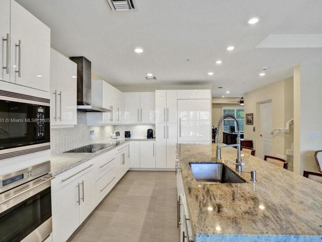 Продажа дома по адресу 346 N Elm St A-10 - фото 6225212