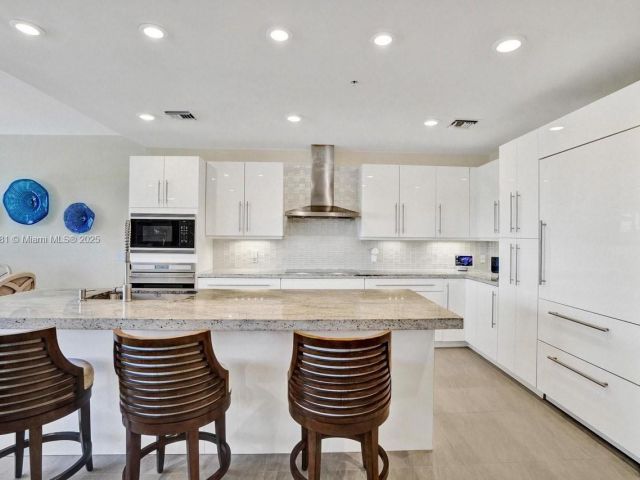 Продажа дома по адресу 346 N Elm St A-10 - фото 6225213