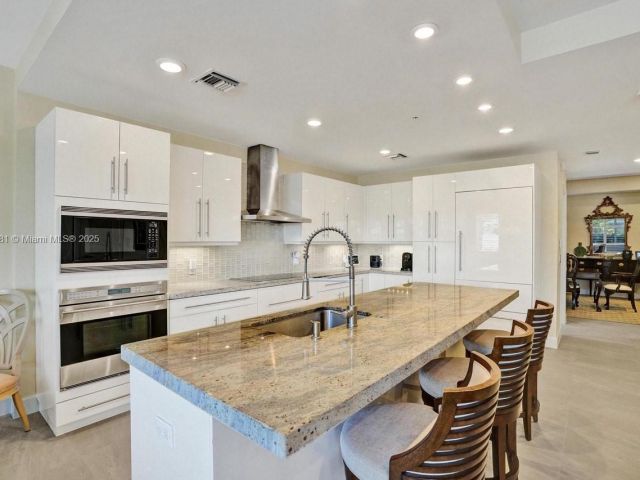 Продажа дома по адресу 346 N Elm St A-10 - фото 6225214