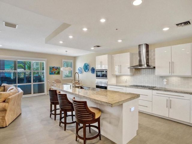 Продажа дома по адресу 346 N Elm St A-10 - фото 6225215