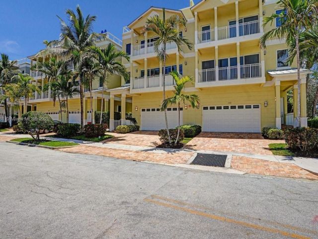 Продажа дома по адресу 346 N Elm St A-10 - фото 6225217