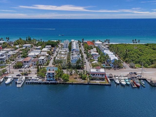 Продажа дома по адресу 346 N Elm St A-10 - фото 6225220