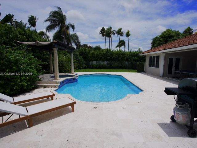 Дом в аренду по адресу 12401 SW 77th St 12401 - фото 6222134