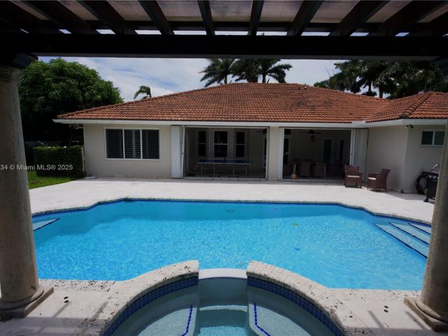 Дом в аренду по адресу 12401 SW 77th St 12401 - фото 6222137