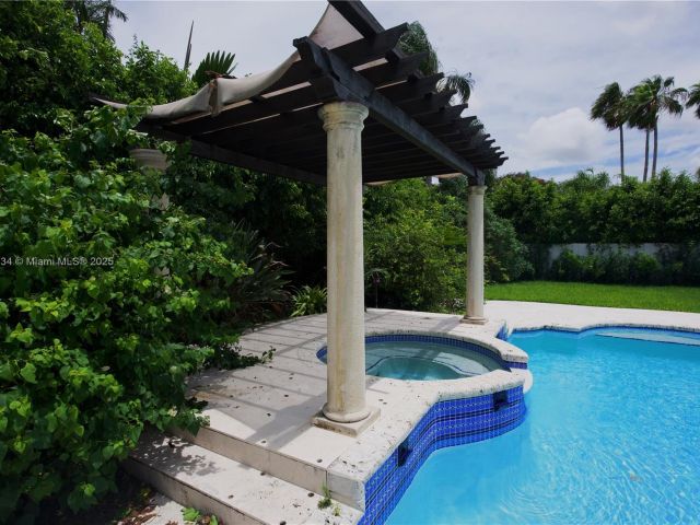 Дом в аренду по адресу 12401 SW 77th St 12401 - фото 6222141