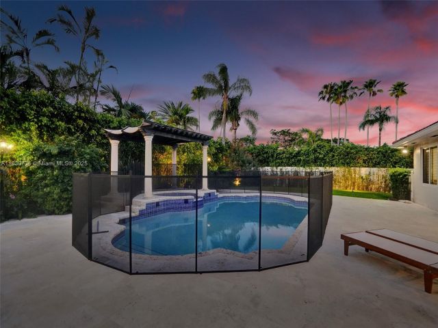 Дом в аренду по адресу 12401 SW 77th St 12401 - фото 6222145