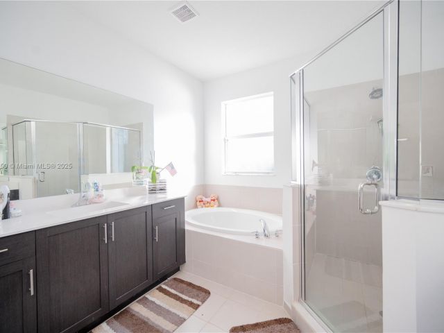 Продажа дома по адресу 1388 SE 27th Ter - фото 6246549