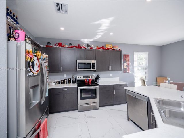 Продажа дома по адресу 1388 SE 27th Ter - фото 6246554