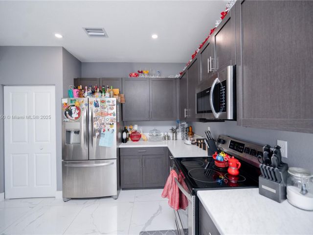 Продажа дома по адресу 1388 SE 27th Ter - фото 6246555