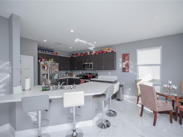 Продажа дома по адресу 1388 SE 27th Ter - фото 6246557