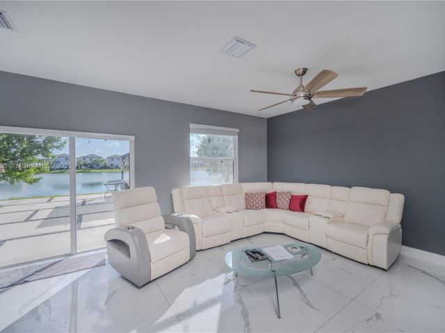 Продажа дома по адресу 1388 SE 27th Ter - фото 6246564