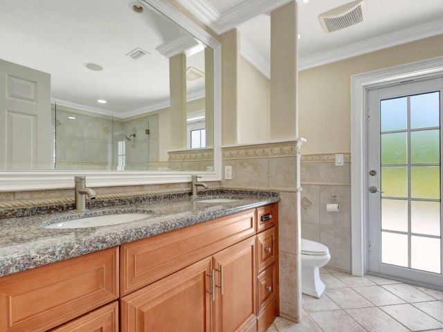 Продажа дома по адресу 4610 Pinetree Drive - фото 6801680