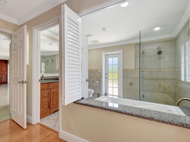 Продажа дома по адресу 4610 Pinetree Drive - фото 6801681