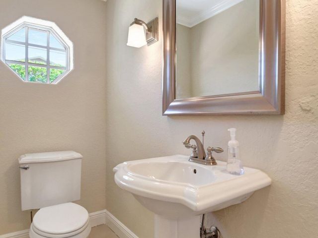 Продажа дома по адресу 4610 Pinetree Drive - фото 6801685