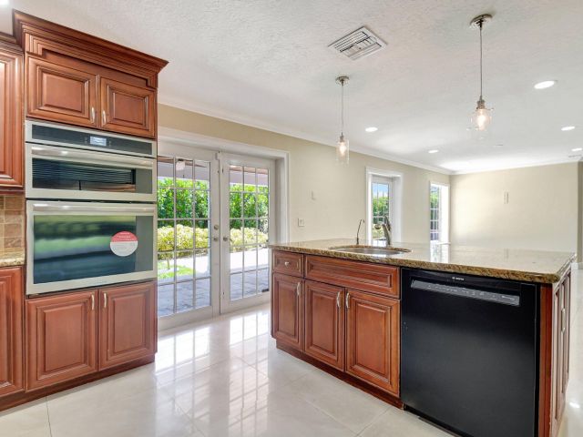 Продажа дома по адресу 4610 Pinetree Drive - фото 6801686