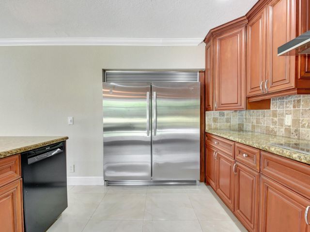 Продажа дома по адресу 4610 Pinetree Drive - фото 6801687