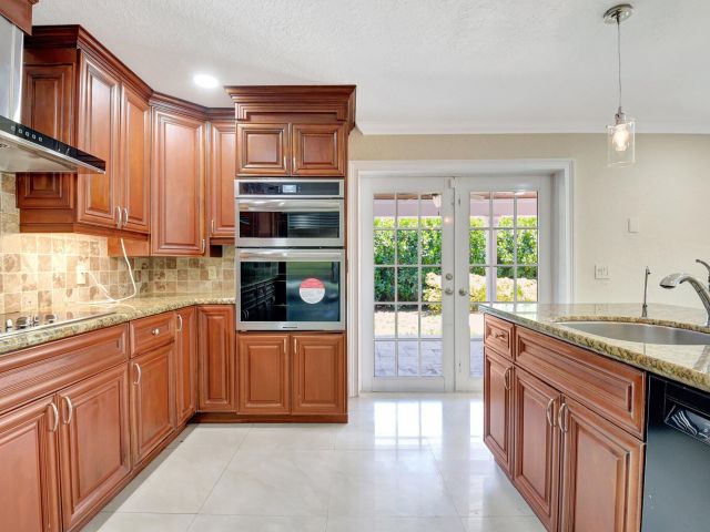 Продажа дома по адресу 4610 Pinetree Drive - фото 6801688