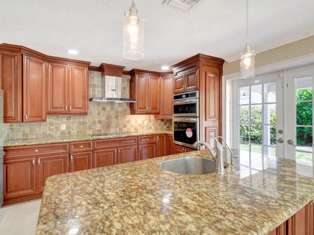 Продажа дома по адресу 4610 Pinetree Drive - фото 6801689