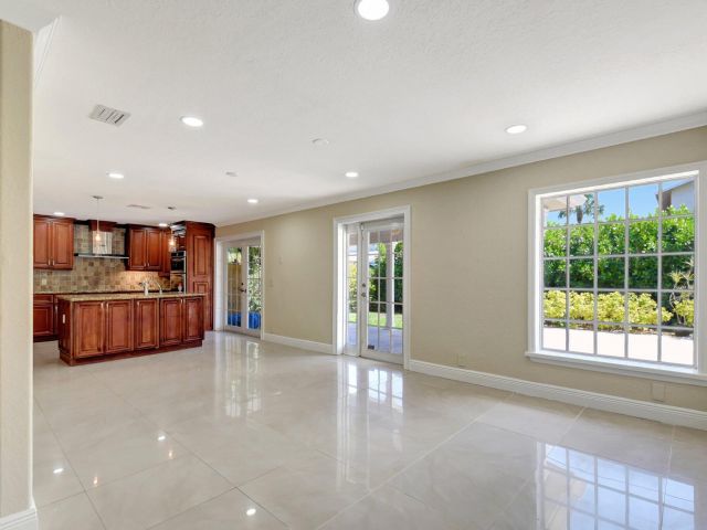 Продажа дома по адресу 4610 Pinetree Drive - фото 6801690