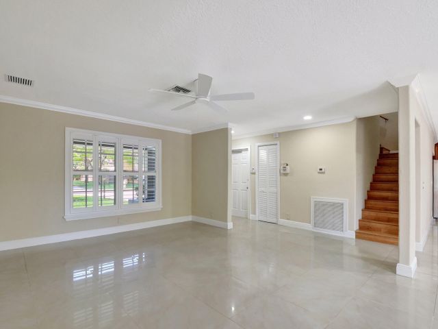 Продажа дома по адресу 4610 Pinetree Drive - фото 6801692