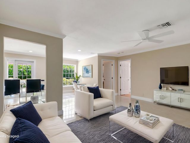 Продажа дома по адресу 4610 Pinetree Drive - фото 6801694