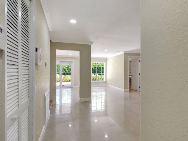 Продажа дома по адресу 4610 Pinetree Drive - фото 6801695