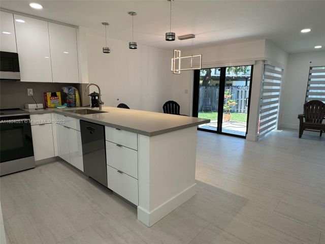 Дом в аренду по адресу 12721 SW 68th Ter. . - фото 6222168