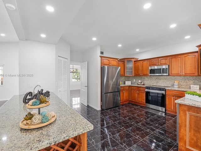 Продажа дома по адресу 620 NW 204th Ave - фото 6228136