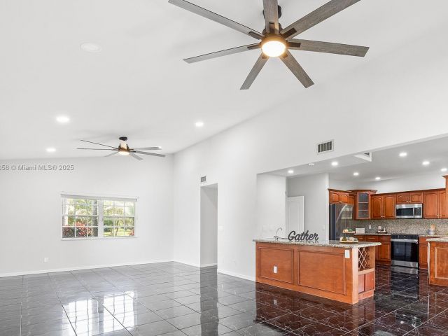 Продажа дома по адресу 620 NW 204th Ave - фото 6228137