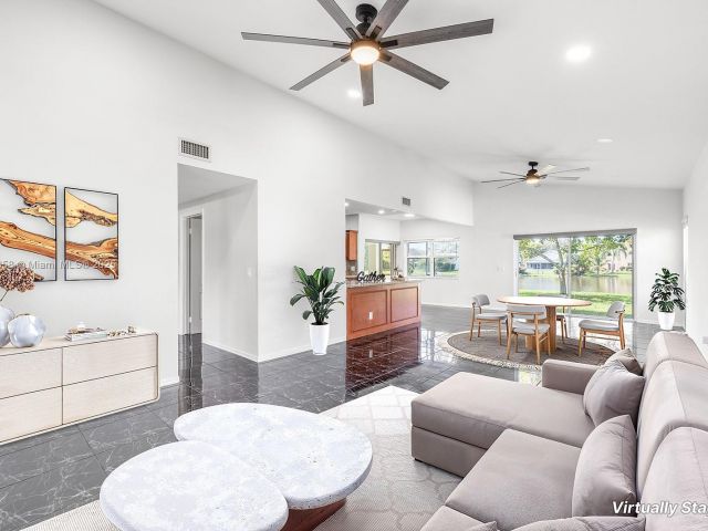 Продажа дома по адресу 620 NW 204th Ave - фото 6228138