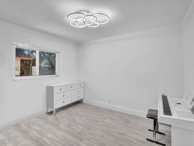 Продажа дома по адресу 5421 N 36th Ct - фото 6223993