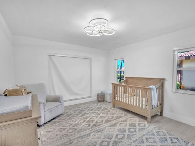 Продажа дома по адресу 5421 N 36th Ct - фото 6223997