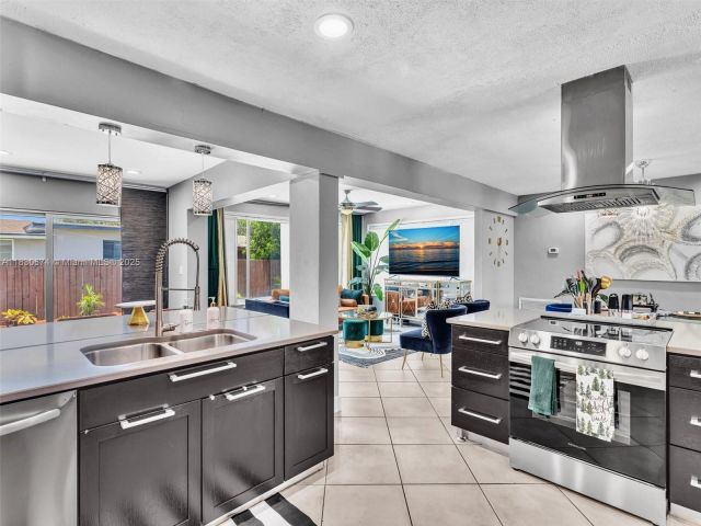 Продажа дома по адресу 8581 NW 15th Ct - фото 6248606