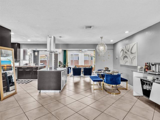 Продажа дома по адресу 8581 NW 15th Ct - фото 6248612