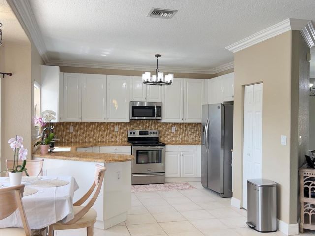 Продажа дома по адресу 1423 SW 158th Ave - фото 6235203