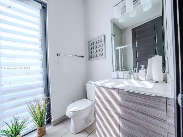 Дом в аренду по адресу 15976 SW 136th Ter 15976 - фото 6226371