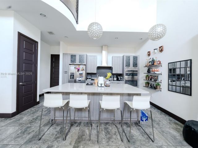 Дом в аренду по адресу 15976 SW 136th Ter 15976 - фото 6226372