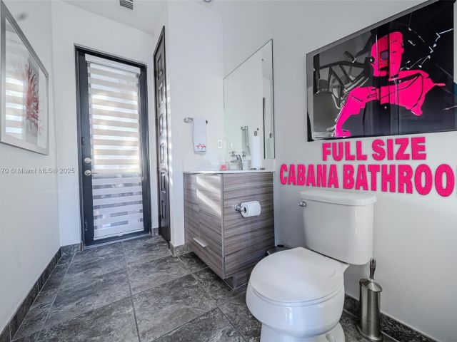 Дом в аренду по адресу 15976 SW 136th Ter 15976 - фото 6226374