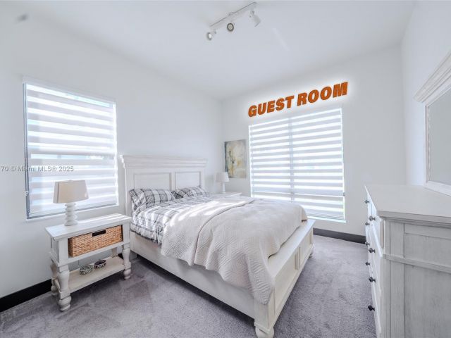 Дом в аренду по адресу 15976 SW 136th Ter 15976 - фото 6226375