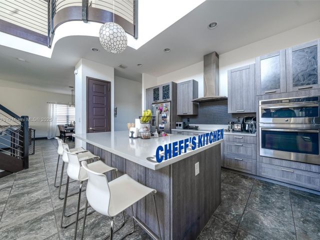 Дом в аренду по адресу 15976 SW 136th Ter 15976 - фото 6226376